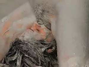 سارا روی مبل عشق عكس ...